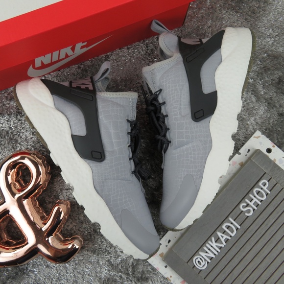 Nike Shoes - Nike Air Huarache Run Sneakers